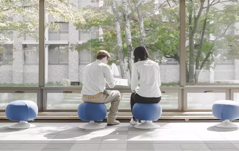 スタッフが話し合っている画像