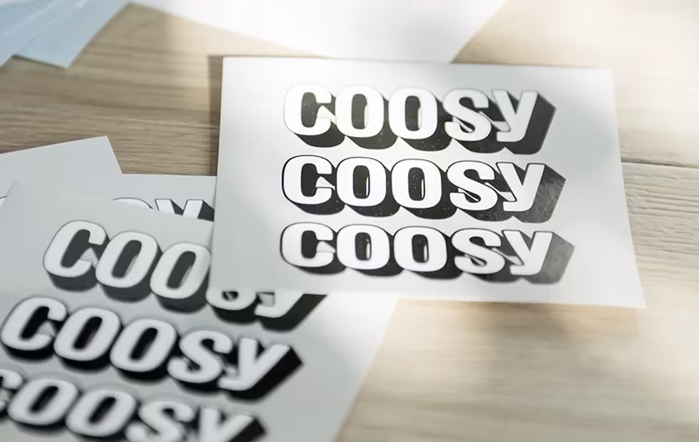 クーシーのロゴが印刷された紙の画像