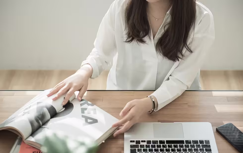 デザインの本を読んでいる女性の画像